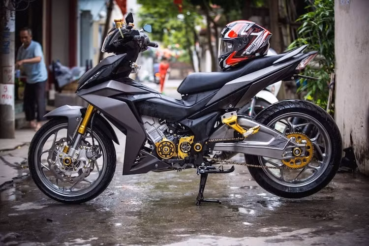 Sau một thời gian tìm chỗ đứng trên thị trường, mẫu xe côn tay Honda Winner 150 đã dần khẳng định được chỗ đứng đối với cả người tiêu dùng bình thường lẫn dân chơi xe. So với đối thủ Exciter 150, dù chưa thể vượt qua được nhưng số lượng những bản độ đẹp mắt từ Winner đang ngày một nhiều lên mỗi ngày ở Việt Nam.
