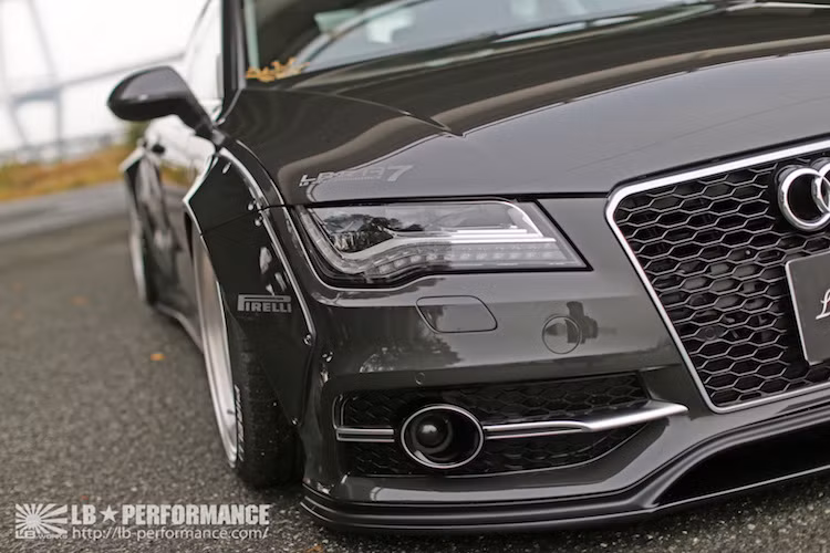 Với gói widebody Liberty Walk mới nhất, toàn bộ phần cản trước nguyên bản của A7 Sportback vẫn được giữ lại. Tuy nhiên để cải thiện khả năng khí động học, Liberty Walk đã lắp cho chiếc xe một cánh khuếch tán không khí dưới cản trước.