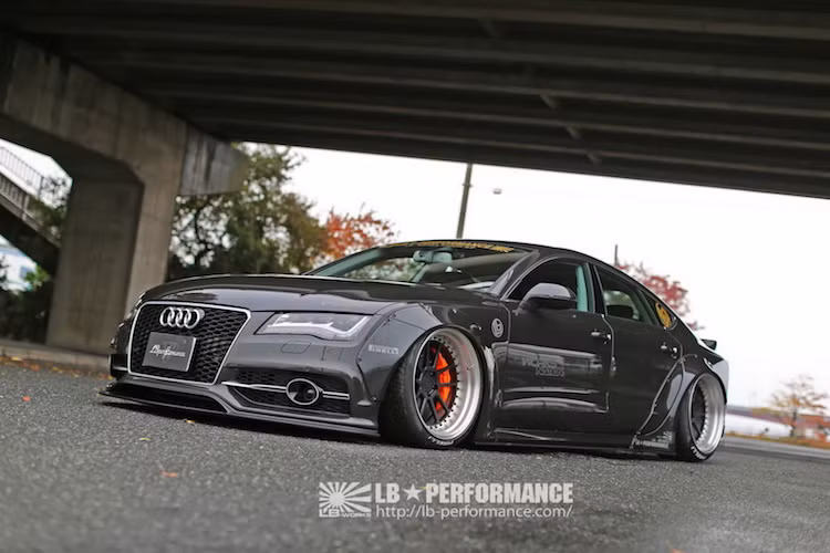 Liberty Walk là một tên tuổi không còn xa lạ với dân chơi xe với các gói widebody cho siêu xe và xe sang. Trước mẫu coupe 5 cửa hạng sang Audi A7 Sportback, hãng độ Nhật này cũng đã tung ra hàng loạt các gói widebody cho nhiều dòng siêu xe khác nhau như Ferrari 458, Lamborghini Murcielago...