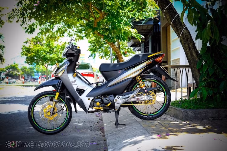 Với dàn đồ chơi kiểng bằng nhôm màu vàng, chiếc xe số phổ thông Honda Wave S của một biker miền Tây đã trở nên nổi bật và bắt mắt hơn.