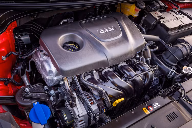 Tại Mỹ, Kia Rio Sedan sẽ chỉ có duy nhất một phiên bản động cơ là 1.6l 4 xi-lanh thẳng hàng phun nhiên liệu trực tiếp, nạp khí tự nhiên có công suất 130 mã lực và mô-men xoắn cực đại 161 Nm. Đi kèm động cơ là hộp số tự động 6 cấp hoặc số sàn 6 cấp, tất cả đều dẫn động bánh sau. Trọng lượng của chiếc xe chỉ là 1231 kg với phiên bản số tự động.