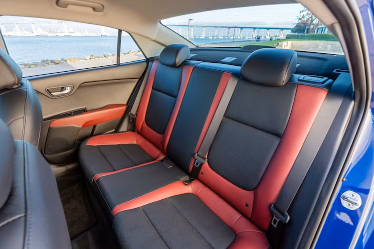 Do rộng và dài hơn nên không gian trong cabin của Rio Sedan thế hệ mới cũng lớn hơn hẳn thế hệ trước và theo Kia là "đứng đầu phân khúc". Cả 2 hàng ghế của xe đều có khoảng để chân và khoảng vai lớn hơn. Dù thấp hơn nhưng khoảng cách từ đầu hành khách tới trần xe cũng tăng lên do vật liệu bọc trần xe mỏng hơn.