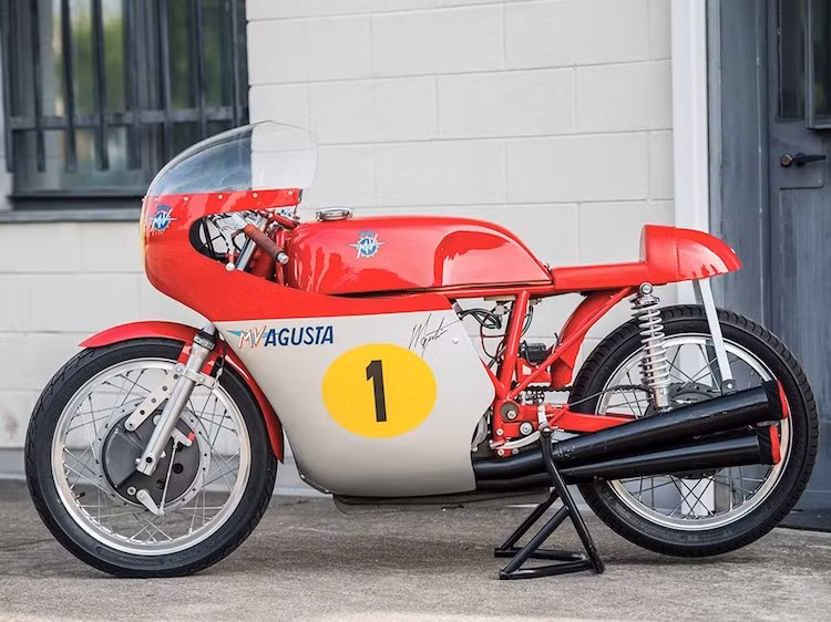 Vào năm 1966, để cạnh tranh với những chiếc xe của Honda Racing trong giải đua môtô Grand Prix hạng 500 cc (ngày nay là MotoGP), hãng xe MV Agusta của Ý đã tạo ra mẫu xe đua MV Agusta 500 GP. Dưới sự điều khiển của tay đua Giacomo Agostini, MV Agusta đã giành tới 7 chức vô địch liên tục từ năm 1966 tới 1972.