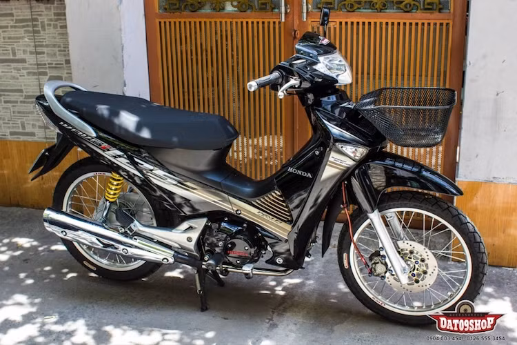 Chiếc xe Honda Future Neo là phiên bản Future thứ 2 với dung tích động cơ 125 cc được Honda Việt Nam sản xuất, sau Future II. Tuy nhiên từ trước tới nay, toàn bộ dòng Future 125 tại Việt Nam luôn có tên gọi là Wave 125 ở thị trường Thái Lan. Chính vì vậy, chúng cũng có thể lắp được tất cả những "đồ chơi" và phụ tùng dành cho Wave 125 Thái.