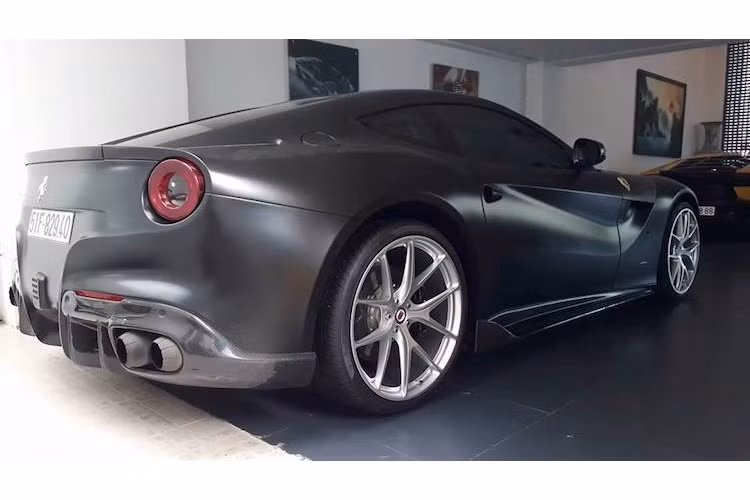 "Mảnh ghép" cuối cùng trên chiếc F12Berlinetta độ của Cường Đô La là hệ thống xả full system của hãng Innotech, giúp phô diễn "tiếng thét" đầy mạnh mẽ của khối động cơ V12 nạp khí tự nhiên ở đằng trước xe.