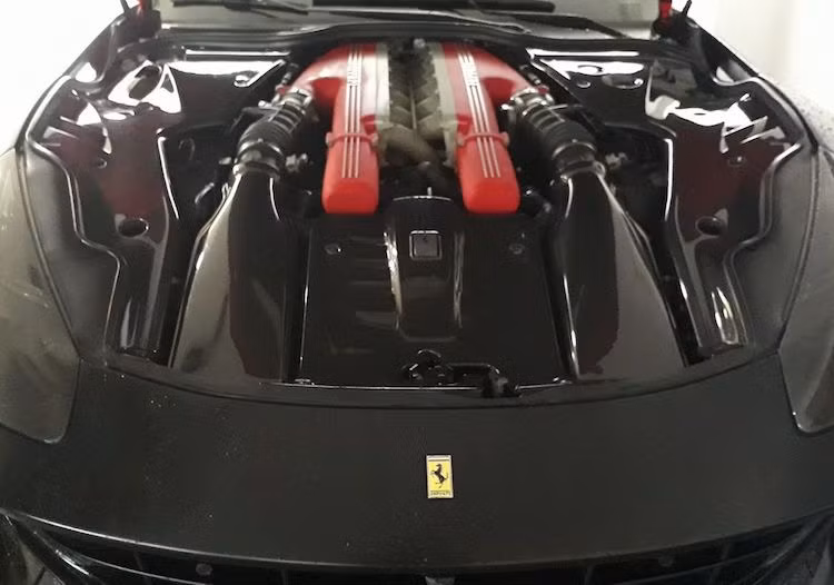 Nằm dưới nắp ca-pô của F12Berlinetta là khối động cơ V12 6.3l nạp khí tự nhiên với công suất lên tới 730 mã lực và mô-men xoắn cực đại 690 Nm. Với hộp số ly hợp kép 7 cấp và hệ dẫn động cầu sau, chiếc xe chỉ mất 3,1 giây để tăng tốc từ 0-100 km/h trước khi đạt tới vận tốc tối đa lên tới 340 km/h nếu điều kiện đường cho phép.