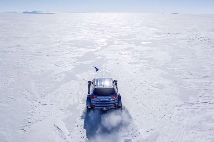 100 năm sau hành trình dang dở của ngài Ernest Shackleton, chắt của ông đã chính thức hoàn thành giấc mơ thám hiểm xuyên Nam Cực. Với hành trình này, Hyundai SantaFe đã trở thành chiếc xe dân dụng đầu tiên vượt qua Nam Cực.