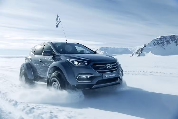 Ngoài những thay đổi trên, chiếc Hyundai SantaFe hoàn toàn được giữ nguyên bản. Nó vẫn sử dụng động cơ Diesel 2.2L CRDi với turbo tăng áp điều khiển điện tử eVGT sản sinh công suất 202 mã lực cùng mô-men xoắn cực đại 441Nm. Nội thất của chiếc xe cũng hoàn toàn nguyên bản, không có thêm khung thép bảo vệ và vẫn còn nguyên các ghế ngồi cũng như mọi trang bị tiện nghi như những chiếc SantaFe khác.