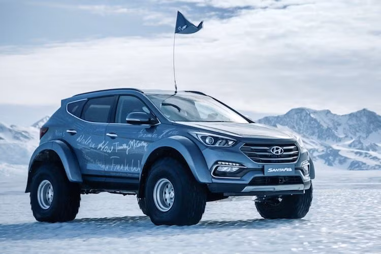 Để có thể chạy được trên địa hình toàn băng ở Nam Cực, chiếc Hyundai SantaFe của Bergel điều khiển đã được độ bộ "bánh béo" với áp suất thấp. Để có thể lắp được bánh béo, hệ thống treo kèm khung lắp trước sau đã được thay đổi, đồng thời chiếc xe cũng chuyển sang hệ thống trục gián tiếp sử dụng bánh răng, tương tự các dòng Mercedes G500 4x42.
