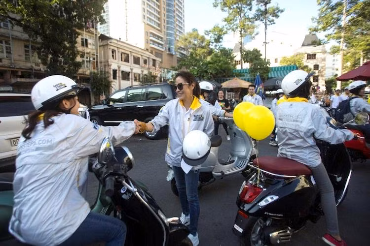 Nổi tiếng với các vai diễn trong những bộ phim hành động võ thuật Hồng Kông, hiện tại Dương Tử Quỳnh là đại sứ Chương trình Phát triển Liên Hiệp Quốc, người phát ngôn của nhóm làm việc cấp cao vì An toàn đường bộ của FIA.