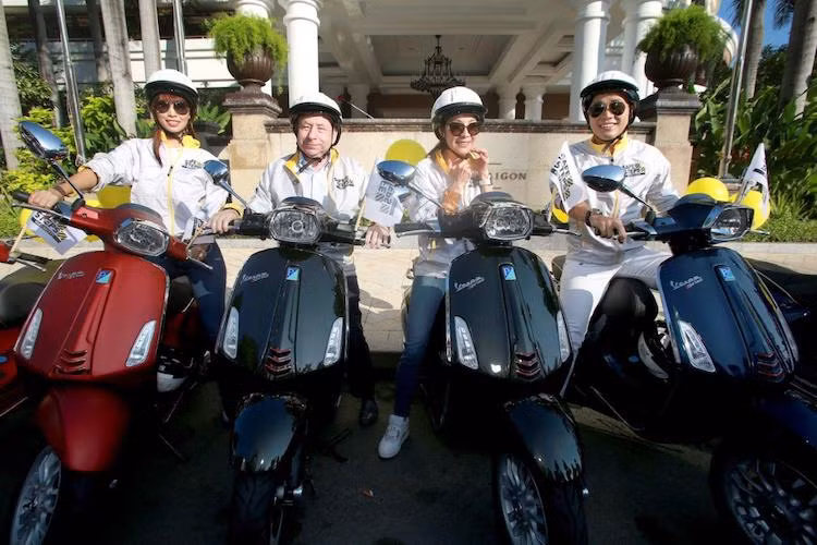 Duong Tu Quynh cam lai xe ga Piaggio Vespa tai Sai Gon