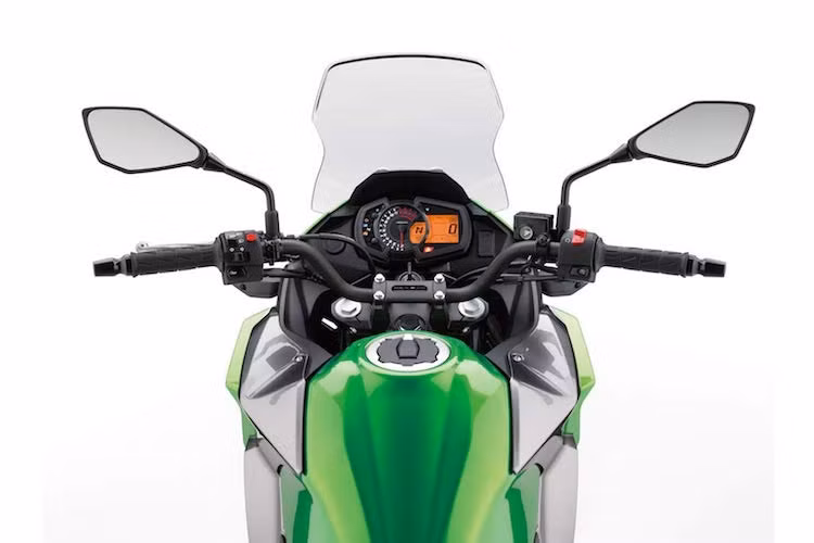 Là một mẫu adventure đích thực, Versys-X 300 được trang bị kính chắn gió lớn cùng tay lái cao đầy thoải mái cho các chuyến đi đường trường. Chiếc xe còn có cổng sạc USB để sạc các thiết bị di động hay máy GPS trên các hành trình dài. Theo Kawasaki, Versys-X 300 có bình xăng thể tích lớn, cho phép đi gần 390 km với mỗi một lần đổ đầy bình.