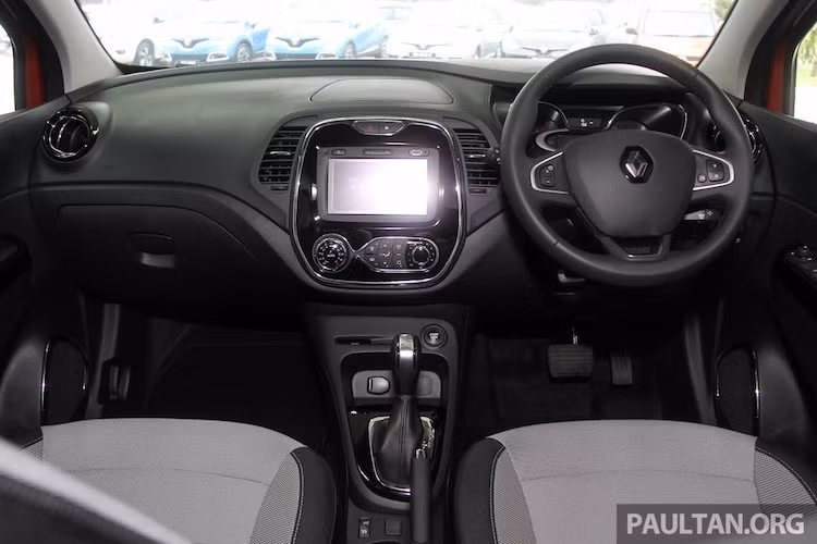 Nội thất của Captur cũng thể hiện rõ sự trẻ trung, năng động với các chi tiết tròn trịa và hiện đại, chẳng hạn như bảng đồng hồ với màn hình nhỏ nằm chính giữa báo tốc độ tương tự như một số mẫu xe môtô phân khối lớn
