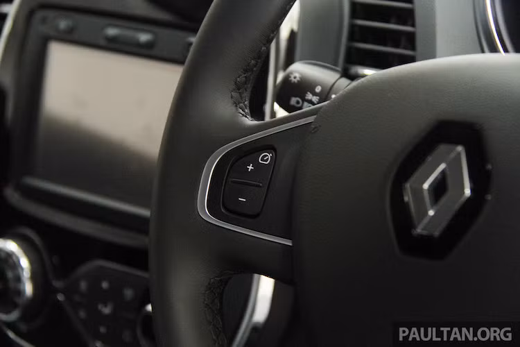 Có giá rẻ nên những vật liệu làm nội thất của Captur không lộ vẻ cao cấp. Để bù lại, chiếc xe được trang bị hệ thống thông tin giải trí với màn hình lớn, tính năng giữ ga tự động Cruise Control điều chỉnh trên vô-lăng, kính chỉnh điện, điều hoà tự động, khởi động bằng nút bấm.