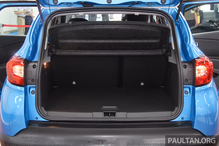 So với mẫu xe "anh em" Clio, Captur có không gian để chân ở hàng ghế sau rộng hơn 75 mm và cao hơn 100 mm. Hàng ghế này cũng có khả năng gập 60:40 để nâng không gian để đồ từ 277 lên thành 455 lít.