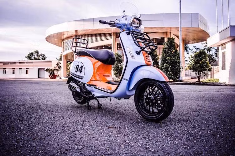Vào tháng 10 năm 2016, một phiên bản Vespa Sprint mới được Piaggio ra mắt là Vespa Sprint Aventure đã được ra mắt với một loạt các phụ kiện dành cho các chuyến đi đường dài được trang bị sẵn. Để nâng cấp chiếc Sprint "đời đầu" của mình lên cấu hình "đi tour", một người chơi xe tại Bạc Liêu đã trang bị đầy đủ các chi tiết này, đồng thời nâng cấp thêm giảm xóc.