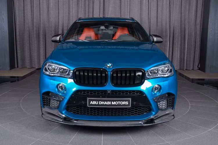 Vốn đã là phiên bản cao cấp và thể thao nhất của dòng BMW X6, chiếc X6M này còn được chủ xe đặt trang bị thêm hàng loạt phụ kiện từ chính bộ phận M-Performance của BMW và các hãng độ thứ 3, khiến nó càng trở nên thể thao và độc đáo hơn.