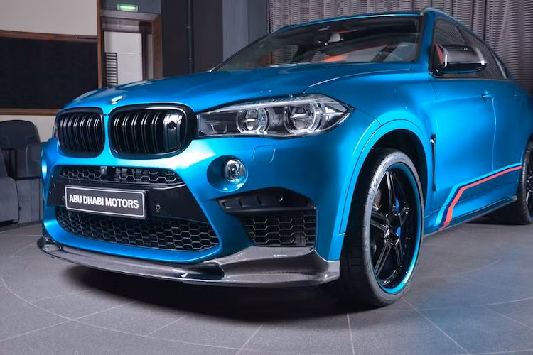 Ở phần đầu, cản trước nguyên bản của SUV hạng sang BMW X6M đã được giữ lại. Tuy nhiên ở bên dưới cản, một cánh khuếch tán khí động bằng sợi carbon của hãng 3D Design đã được ốp cho chiếc xe. Phía trên cản trước là lưới tản nhiệt màu đen của M-Performance.