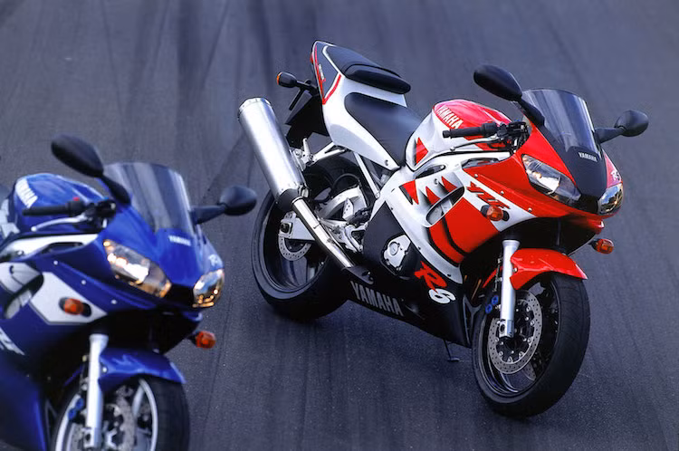 Thế hệ R6 đầu tiên được ra mắt vào năm 1996 và đã nhanh chóng nhận được sự đón nhận của các biker với động cơ 4 xi-lanh thẳng hàng 600 cc có công suất lên tới 120 mã lực và trọng lượng khô chỉ 169 kg. Chỉ trong vòng 1 năm và tính riêng ở thị trường Anh, Yamaha đã bán được tới hơn 4000 chiếc R6.