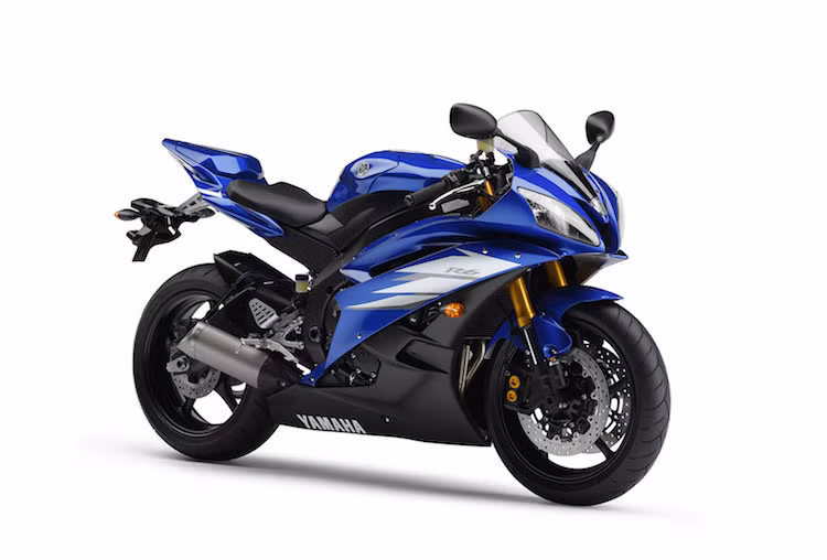 Thế hệ thứ 3 của R6 ra mắt lần đầu vào năm 2006 và tồn tại tới tận năm ngoái, trải qua 2 đợt nâng cấp lớn. Được thiết kế lại hoàn toàn, R6 thế hệ thứ 3 không chỉ có kiểu dáng cực kỳ thể thao và có hiệu năng ấn tượng hơn nhiều trên đường đua nhờ các công nghệ mới như van họng xăng điều khiển điện tử YCC-T (Yamaha Chip Controlled Throttle).