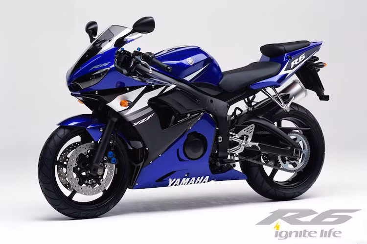 Chỉ sau 4 năm kể từ thế hệ đầu tiên, hãng xe máy Yamaha lại ra mắt thế hệ R6 thứ 2 với thiết kế sắc sảo hơn, động cơ được nâng cấp nhẹ và bộ khung mới. Tới "đời cuối" của thế hệ thứ 2 vào năm 2005, chiếc xe đã được nâng cấp với phuộc USD và heo phanh 4 pis bắt dọc ở phía trước.