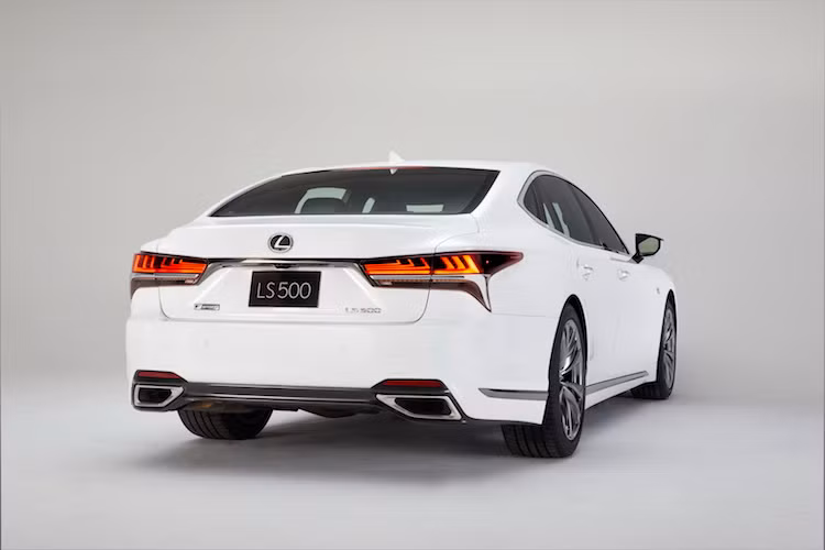 Ngoài các logo F Sport trên vè trước, phiên bản với gói trang bị thể thao này cũng có bộ mâm đúc 5 cánh kép mới, sở hữu kiểu dáng khá giống dòng siêu xe đầu tiên và duy nhất của Lexus tính tới thời điểm này là LFA. Tuy nhiên phần đuôi của chiếc xe không có sự thay đổi.