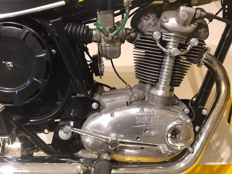 Nằm ở bên dưới bình xăng của chiếc Scrambler 350 đời 1968 là khối động cơ xi-lanh đơn SOHC 2 van 4 kỳ, xi-lanh đơn làm mát bằng gió, có dung tích thực 340,2 cc kết hợp cùng hộp số 5 cấp. Có đường kính trái 76 mm và khoảng hành trình 75 mm, động cơ này đem tới công suất tối đa 27 mã lực và giúp xe có thể đạt tốc độ tối đa 130 km/h.