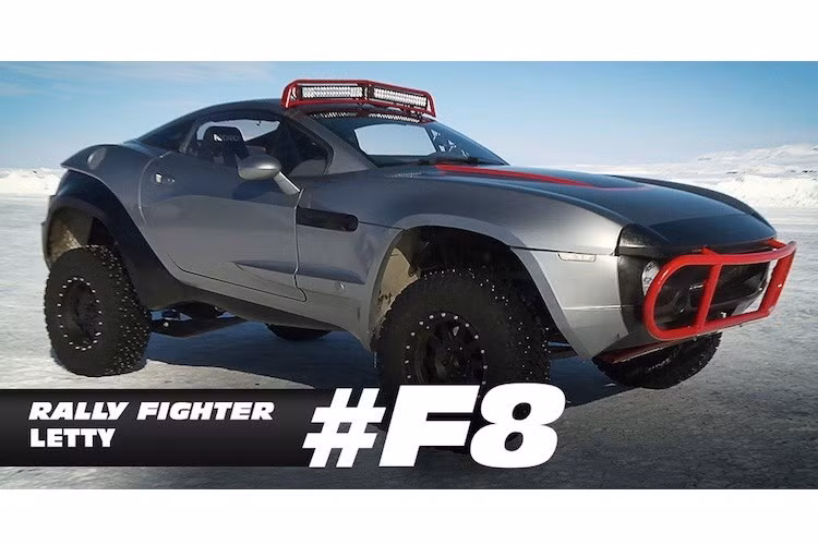 Letty góp mặt với một chiếc xe địa hình mang tên Rally Fighter của hãng Local Motors. Không chỉ có bộ lốp và hệ thống treo như những chiếc xe offroad "khủng", chiếc xe này còn cực kỳ gọn nhẹ và tốc độ để có thể chinh phục địa hình hồ băng cực kỳ trơn trượt tại Nga.