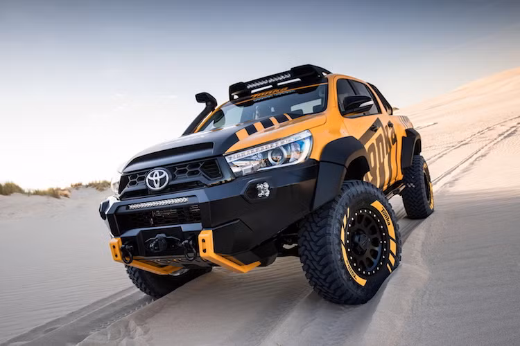 Bản độ Hilux phong cách Tonka có tên gọi Hilux Tonka Concept, được chi nhánh Toyota Úc tạo ra với sự hợp tác của Tonka. Ngay từ cái nhìn đầu tiên, có thể dễ dàng nhận ra mối liên hệ của Hilux Tonka Concept với Tonka nhờ có màu sơn vàng-đen đúng phong cách của những chiếc xe tải đồ chơi. Các họa tiết kẻ sọc màu đen trên thân xe cũng khiến vẻ ngoài của Hilux trở nên thể thao và mạnh mẽ hơn.