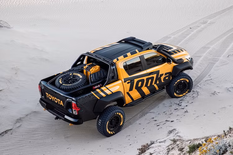 Ở phía bên phải thân xe còn có thêm một ống thở, giúp Hilux Tonka có thể lội qua các địa hình ngập nước một cách dễ dàng. Phía sau chiếc xe cũng đã được độ lại cản sau mới, kèm theo móc kéo cứu hộ trong trường hợp khẩn cấp. Nằm phía dưới gầm xe là các tấm bảo vệ gầm bằng hợp kim dày tới 6 mm.