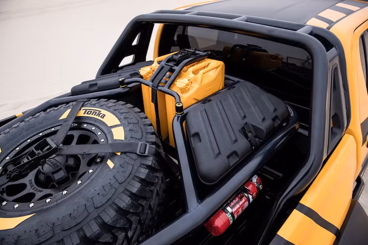 Chiếm trọn phần thùng xe của Hilux Tonka là một bộ khung thép giữ chắc chắn các trang bị cần thiết cho một chuyến offroad vào những vùng hẻo lánh nhất. Chiếc xe có 2 hộp dụng cụ khác nhau, can nhựa đựng dầu dự trữ, lốp dự phòng và bình cứu hỏa.