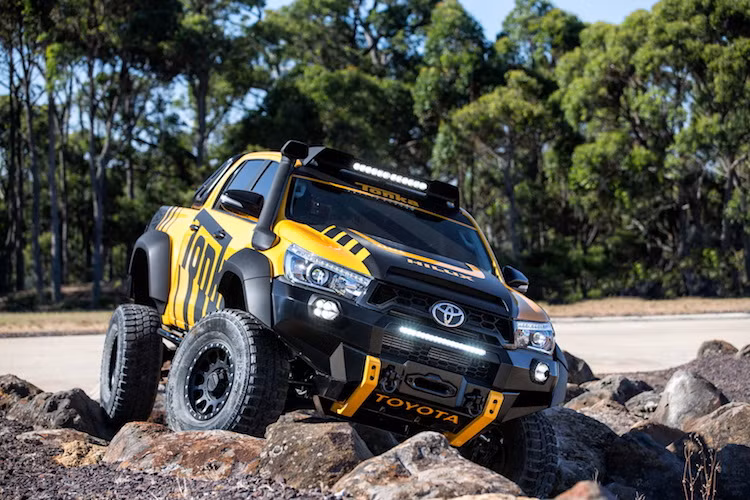 Ngoài ngoại thất cực "ngầu" Hilux Tonka vẫn sử dụng khối động cơ 2.8; 4 xi-lanh tăng áp diesel của phiên bản thường. Không rõ Toyota có nâng cấp động cơ này không, nhưng trên phiên bản bình thường của xe, cỗ máy này đem tới công suất tối đa 174 mã lực và mô-men xoắn 420 Nm.