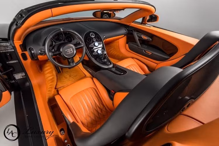 Tương tự như ngoại thất, nội thất trên chiếc Grand Sport Vitesse của Floyd Mayweather cũng được hoàn thiện trong 2 tông màu cam-đen. Tuy nhiên thay vì màu đen làm chủ đạo như ngoại thất, cabin của xe đảo ngược lại với màu cam xuất hiện trên diện tích lớn hơn. Bảng điều khiển trung tâm và một số chi tiết ốp có màu đen bóng.