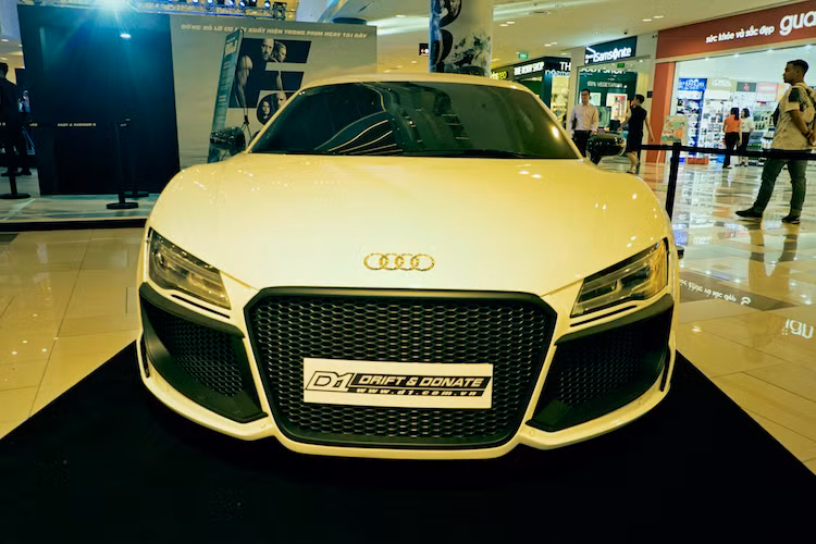 Ngay bên cạnh chiếc 350Z là siêu xe Audi R8 thuộc thế hệ trước, nhưng đã được "lột xác" với gói widebody cực kỳ dữ dằn của hãng Regula Tuning, mâm Oxigen Oxrock, hệ thống treo khí KW, hệ thống xả Capristo với chụp pô Akrapovic và nhiều phụ tùng chính hãng từ phiên bản R8 V10.