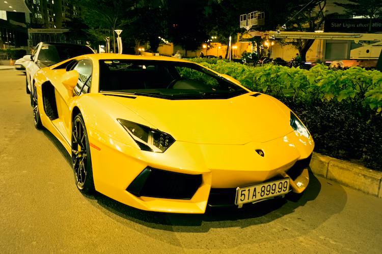 Có màu vàng tươi đặc trưng của Lamborghini, đây là chiếc Aventador đầu tiên được nhập về Việt Nam khi đã có mặt từ năm 2012. Khi mới nhập về, chiếc xe từng mang biển ngoại giao nhưng hiện tại, nó đã được "ra biển trắng" với biển số tứ quý 9 "siêu đẹp".