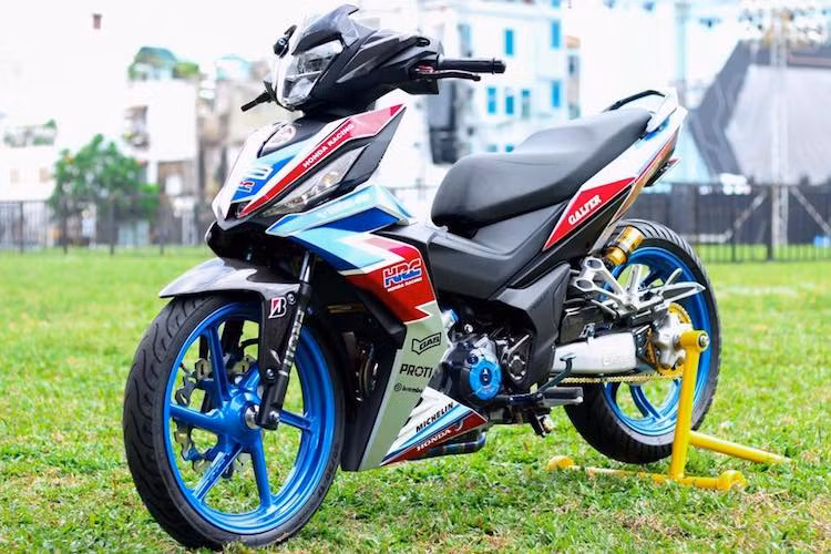 Sau một thời gian tìm chỗ đứng trên thị trường, mẫu xe côn tay Honda Winner 150 đang ngày càng được dân độ xe ưa chuộng. Gần đây, một biker tại miền Nam đã "trình làng" một bản độ Winner đơn giản nhưng đẹp mắt, với "dàn chân" được "bê" từ dòng sportbike 2 kỳ nổi tiếng một thời Honda NSR150SP.