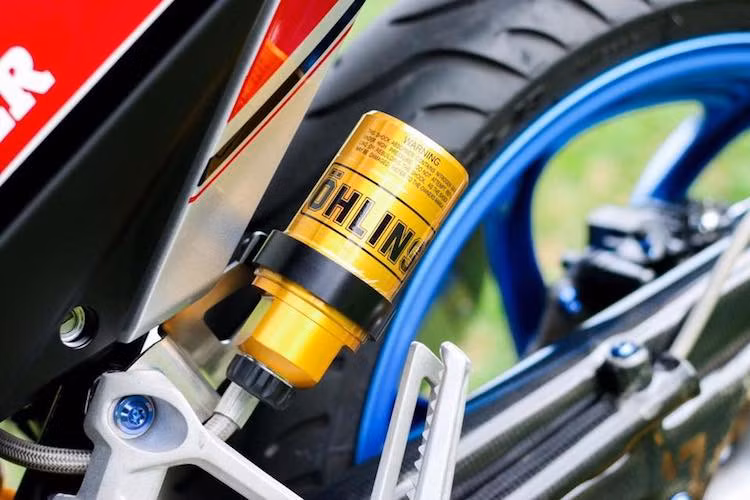 Không chỉ có full bộ gắp đơn của NSR150SP phía sau, chiếc xe còn được độ phuộc Ohlins bình dầu rời để tăng độ ổn định sau khi "chế cháo". Cuối cùng, nhiều chi tiết trên chiếc Winner 150 này đã được bắt bằng ốc Proti để tạo điểm nhấn.