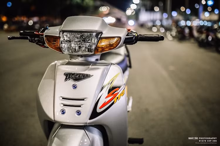 Vốn là mẫu xe thường được người dân Việt sử dụng cho nhu cầu đi lại hàng ngày nhưng khi rơi vào tay của dân chơi xe, Honda Wave Thái cũng có thể trở thành một chiếc xe đầy phong cách. Với một loạt phụ tùng "hàng hiệu", một biker Đồng Nai đã "dọn kiểng" chiếc Wave 110 Thái Lan, khiến chiếc xe không mất đi vẻ đẹp nguyên bản nhưng đã trở nên nổi bật hơn.