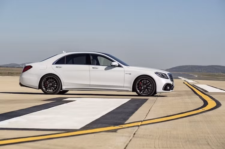 Cũng giống như những chiếc S-Class khác, cả S63 và S65 AMG 2018 đều được trang bị lưới tản nhiệt cùng cụm đèn trước sau mới. Tuy nhiên, chúng còn sở hữu bodykit thể thao với thiết kế khác biệt so với đời cũ. Phiên bản S63 AMG 4MATIC+ nay đã "ngự" trên bộ mâm đúc 19 inch với thiết kế 7 cánh kép tương tự E63S AMG trước đó.