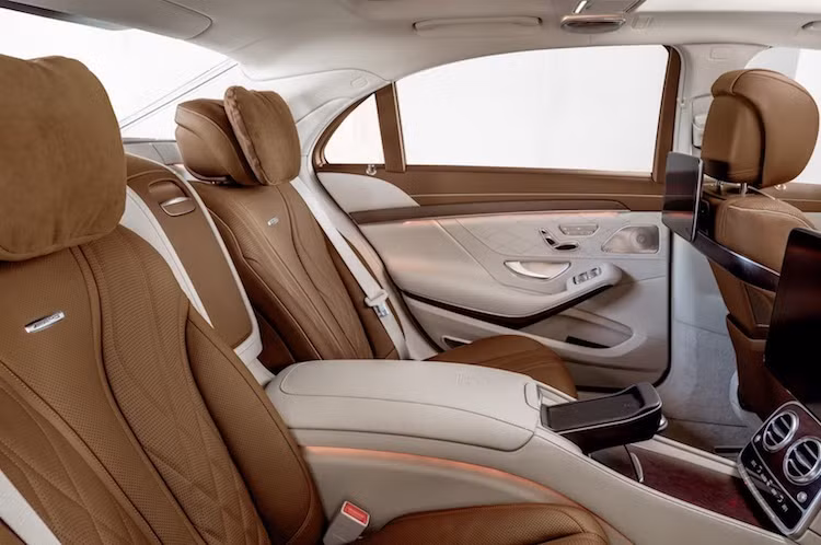 S63 và S65 AMG 2018 cũng có tùy chọn hệ thống thư giãn trong cabin ENERGIZING Comfort Control, cùng với đầy đủ các trang bị hỗ trợ người lái mới của phiên bản S-Class 2018. Với chương trình AMG Performance Studio, khách hàng cũng có thể tiếp tục "cá nhân hóa" nội thất của chiếc xe với tùy chọn chất liệu bọc, ốp gỗ thật hoặc sợi carbon trang trí...