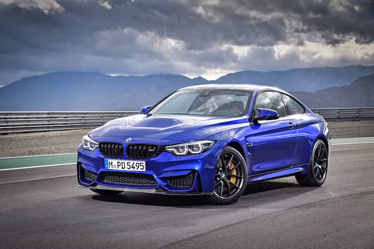 Tại triển lãm ôtô Thượng Hải, BMW đã chính thức ra mắt phiên bản M4 thể thao đặc biệt mới có tên gọi BMW M4 CS mới. Được cho là "bước đệm" giữa một chiếc M4 với gói trang bị thể thao Competition Package và phiên bản "tối thượng" M4 GTS đã bị dừng sản xuất từ năm ngoái, M4 CS có một số thay đổi nhẹ so với phiên bản thường.