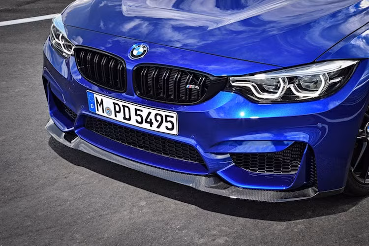 Về kiểu dáng bên ngoài, M4 CS có thể coi là một chiếc M4 được lắp gói trang bị Competition Package với vài điểm khác biệt. Cũng giống M4 Competition Package, M4 CS được trang bị một cánh gió khí động học cùng ốp dưới cản trước cùng lưới tản nhiệt hình quả thận đặc trưng của BMW được làm từ sợi carbon.