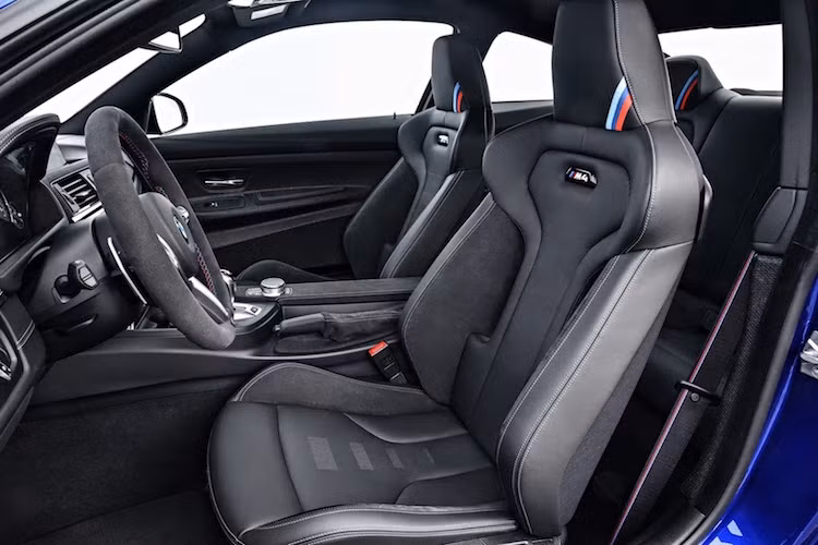 Các ghế ngồi trên M4 CS là loại thể thao tương tự như M4 Competition Package, nhưng có điểm đặc biệt là tựa đầu có 3 vạch màu chéo đặc trưng của bộ phận M Sport từ BMW. Các dây an toàn của chiếc xe cũng được trang trí với 3 màu đặc trưng, trong khi khách hàng còn có thể giảm trọng lượng xe hơn nữa với tùy chọn ốp cửa siêu nhẹ và tay kéo bằng phải.