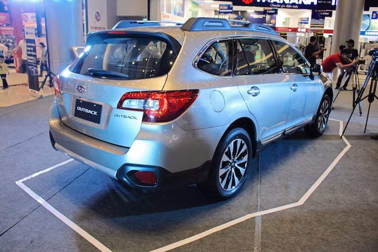 Hướng tới nhóm khách hàng năng động, Outback cũng được hãng xe Subaru trang bị sẵn giá để hàng trên nóc xe. Phần đuôi của chiếc xe có thiết kế khá "lành", với đặc điểm nổi bật nhất là cặp đèn hậu sử dụng công nghệ LED hiện đại. Bên dưới cản sau cũng được ốp tấm bảo vệ chống va đập bằng nhôm như cản trước.
