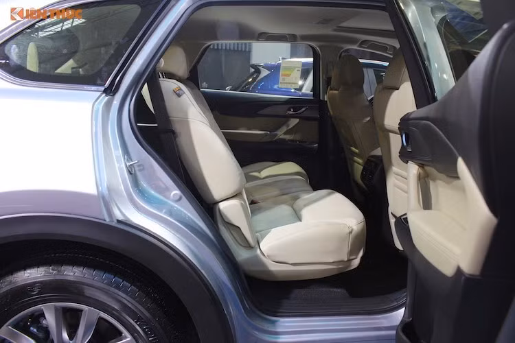 Cabin của xe có đủ chỗ cho 7 người với 3 hàng ghế. Trong đó theo Mazda, hàng ghế sau "có thể dễ dàng ra vào ngay đối với cả một đứa trẻ". Trên thực tế, cả 2 hàng ghế sau đều có thể gập lưng chỉ bằng cách kéo lẫy. Với chiều rộng, trục cơ sở và chiều cao gia tăng, hàng ghế thứ 2 của CX-9 cũng có không gian rộng rãi hơn hẳn so với thế hệ cũ.