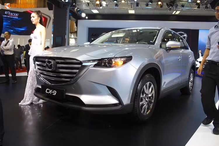 Tuy nhiên với xăng Octan 87, công suất sẽ bị giảm xuống còn 227 mã lực. Kết hợp với động cơ là hộp số tự động 6 cấp cùng với hệ dẫn động cầu trước hoặc 4 bánh toàn phần. Nhờ có khung xe mới, trọng lượng của Mazda CX-9 thế hệ mới đã được giảm 90 kg trên phiên bản dẫn động cầu trước và 130 kg trên bản dẫn động 4 bánh, giúp các kỹ sư có thể tăng chiều dày cửa kính và giảm thiểu tiếng ồn. Theo Mazda, ở tốc độ 100 km/h, tiếng ồn trong cabin của CX-5 mới đã giảm tới 12% so với thế hệ trước.