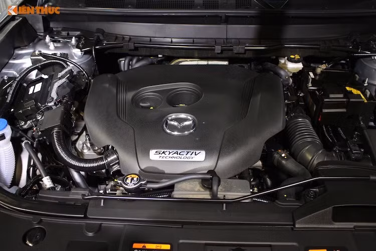 Trong khi thế hệ trước được trang bị động cơ V6 3.7l nạp khí tự nhiên thì trên CX-9 mới, Mazda đã lần đầu trang bị cho chiếc xe động cơ 2.5l 4 xi-lanh tăng áp SKYACTIV nạp khí tự nhiên hoàn toàn mới, với turbo có thể thay đổi áp suất dòng khí xả dựa vào tốc độ động cơ. Với xăng có chỉ số Octan 93, khối động cơ này có thể tạo ra công suất tối đa 250 mã lực và mô-men xoắn cực đại lên tới 420 Nm.