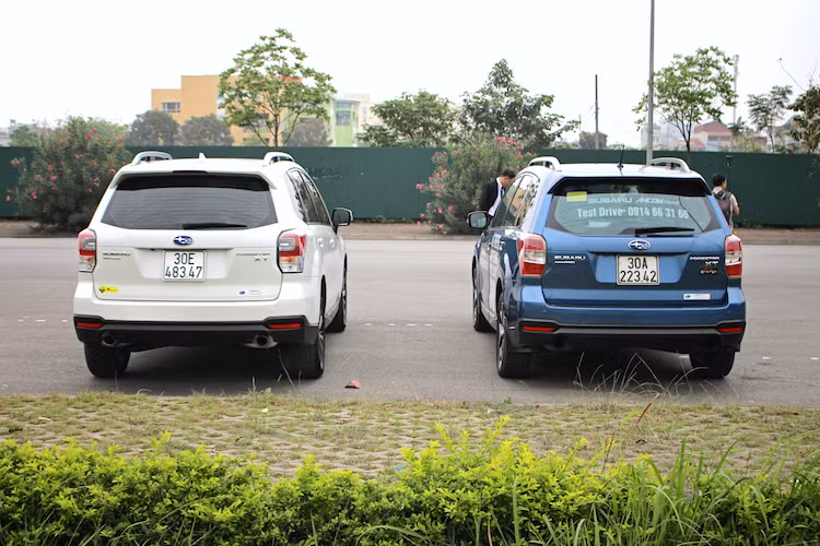 Ở phía sau, một lần nữa mẫu xe Forester phiên bản 2017 lại chỉ được cải tiến rất nhỏ so với phiên bản trước. Thay đổi dễ nhận ra nhất của chiếc xe là cụm đèn hậu mới với hộp đèn có kiểu dáng không đổi, nhưng chóa đèn bên trong được nâng cấp từ bóng sợi đốt thành đèn LED, đem lại vẻ hiện đại hơn cho đuôi xe.