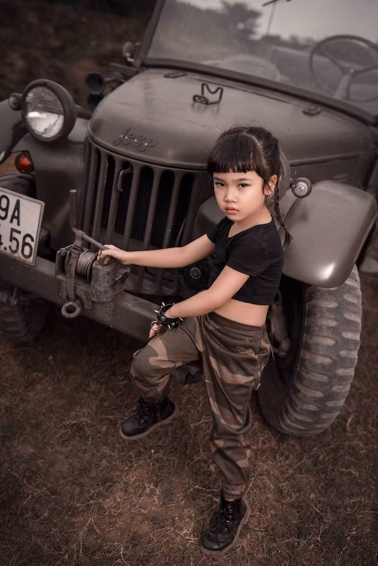 Vào năm 1940, mẫu xe Jeep thử nghiệm đầu tiên đã được sản xuất bởi hãng American Bantam với tên gọi Bantam Reconnaissance Car, cạnh tranh với những chiếc xe khác từ hãng Willys-Overland và Ford để Mỹ có thể cung cấp cho các bên tham gia Chiến tranh Thế giới II. Mẫu xe này có thiết kế tối giản, tính cơ động cao và mức tiêu thụ nhiên liệu thấp.