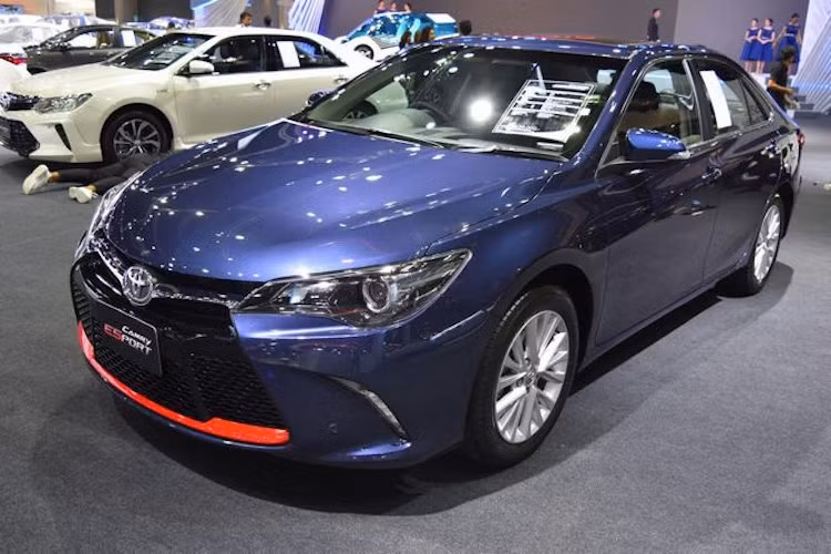 Tại triển lãm ôtô Thái Lan vừa qua, Toyota đã giới thiệu phiên bản Camry thể thao mới nhất là Toyota Camry ESport 2017. Sở hữu ngoại hình cá tính hơn so với Camry thường, Toyota hy vọng phiên bản mới này sẽ "lôi kéo" nhiều khách hàng trẻ tuổi đang tìm kiếm một mẫu sedan hạng D đến với hãng hơn.